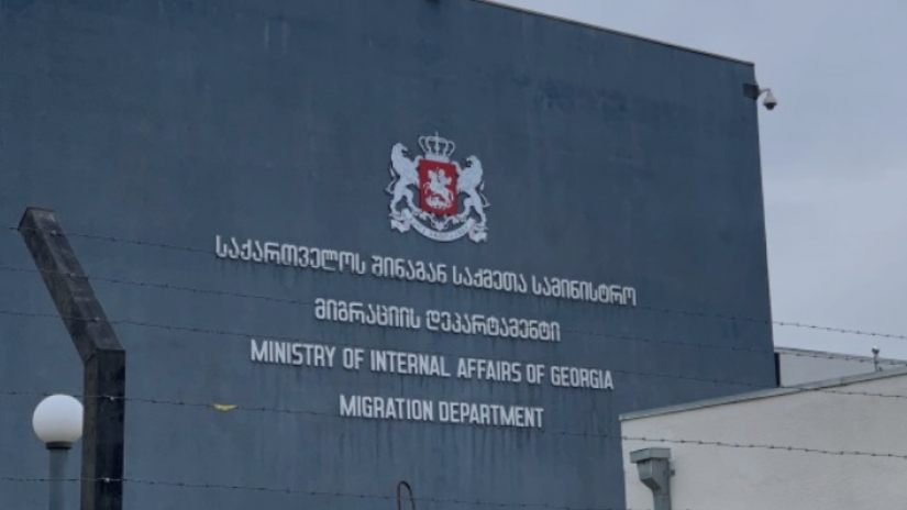Ужесточение миграционного законодательства окончательно одобрил парламент Грузии В предпоследний день весенней сессии парламент Грузии в третьем чтении принял инициативу, подразумевающую ужесточение миграционного законодательства. Что именно меняется. Растут штрафы за нарушение сроков пребывания в стране. Кроме того, у властей будет право выдворить из страны иностранцев, признанных виновными даже в административном правонарушении. В УК и КоАП добавят положения, предусматривающие выдворение и последующий запрет на въезд в Грузию на срок от шести месяцев до трех лет. За нарушение срока легального пребывания повысят размер штрафа. Ранее он составлял 180 лари за нелегальное пребывание до трех месяцев и 360 за больший срок. Теперь же минимальный штраф станет 1000 лари за превышение срока пребывания до трех месяцев , за незаконное пребывание до одного года — 2000 лари, и 3000 лари за нелегальное пребывание более чем на год. Когда они вступят в силу. Еще нужна подпись президента Кавелашвили, но почти наверняка он принятые подпишет законы. В самом проекте срок вступления в силу изменений — 1 сентября 2025 года. Фото: Mtavari инстаграм фейсбук Paper Kartuli