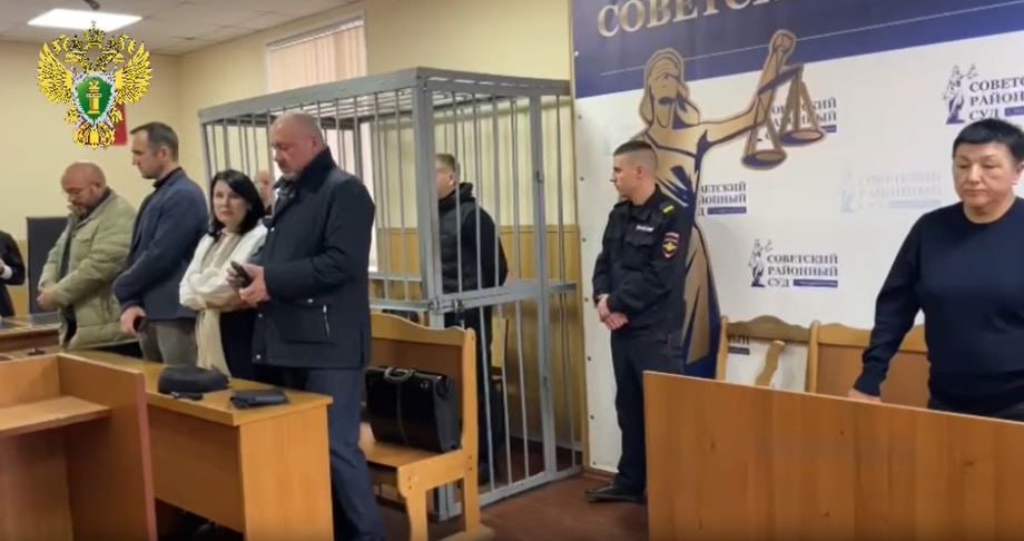Инспекторы ГИБДД получили сроки за продажу экзаменов в Приморье Осуждённые входили в организованную группу созданную бывшим начальником краевого управления ГИБДД Олегом Зубакиным Размер взяток составлял от 25 до 150 тысяч рублей сумма зависела от этапа экзамена и числа посредников Так каждый фигурант от 3 х до 6 ти раз помогал сдающим на экзамене Суд назначил бывшим инспекторам наказание в виде лишения свободы на срок от 5 лет 6 месяцев до 10 лет в колонии строгого режима а также штрафы от 350 тысяч до 5 миллионов рублей Их лишили права занимать должности на государственной службе и специальных званий А вот дело в отношении организатора преступной схемы Олега Зубакина приостановлено он заключил контракт на прохождение военной службы Приговор пока не вступил в законную силу   Ранее по искам прокуратуры с фигурантов взыскано имущество на сумму более 20 миллионов рублей а квартира заместителя начальника МЭО приобретённая на неподтверждённые доходы обращена в доход государства Если у вас есть новость пишите нам в чат бот