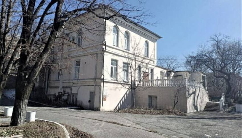 В Новороссийске два исторических здания взяли под государственную охрану. Речь идет о старинных дачах Евгения Волкова и Леонида Георгиева на Сухумском Шоссе. В списке объектов культурного наследия они стали числиться благодаря местным жителям. Как рассказал вице-губернатор Краснодарского края Роман Лузинов, граждане и организации могут предлагать объекты для охраны, если докажут их историческую и культурную значимость. В случае с дачами на Сухумском Шоссе такая инициатива получила одобрение краевого научно-методического совета. В следующем году специалисты проведут экспертизы, чтобы определить окончательный статус этих памятников. Здания относятся к концу XIX – началу XX века и расположены в районе, известном как «Пенайская дача». Тогда государственные земли сдавались в аренду для развития садоводства и виноградарства. За последние три года краевое управление по охране культурного наследия получило более 20 заявлений от жителей Кубани. В итоге 12 объектов уже взяты под государственную охрану. Исторический центр Новороссийска пора отреставрировать? БЛОКНОТ