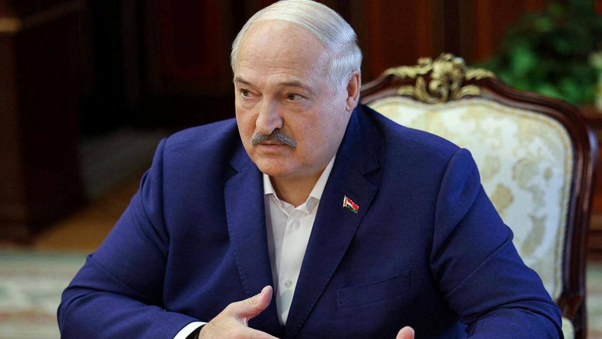 Лукашенко заявил что проблема с картофелем в Белоруссии решена Он отметил что ситуацию с недостатком картофеля проанализировали передает БелТа Картофеля с наличием которого в магазинах были проблемы весной этого года его вырастили достаточно чтобы полностью закрыть потребности населения и еще поставить на экспорт В этом году хороший урожай Будем с картошкой По поручению Лукашенко посевные площади под картофель были увеличены Фото Reuters Картина дня в телеграм канале РБК