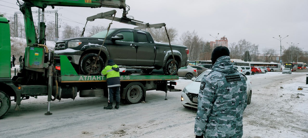 В 2024 году приставы Прикамья конфисковали у пьяных водителей 449 автомобилей В 2024 году в Главном управлении Федеральной службы судебных приставов  ГУ ФССП  по Пермскому краю находилось более 4,8 тыс. исполнительных производств о взыскании штрафов за управление автотранспортом в состоянии опьянения. Это на 35% меньше показателя 2023 года. Об этом сообщает пресс-служба ГУ ФССП.