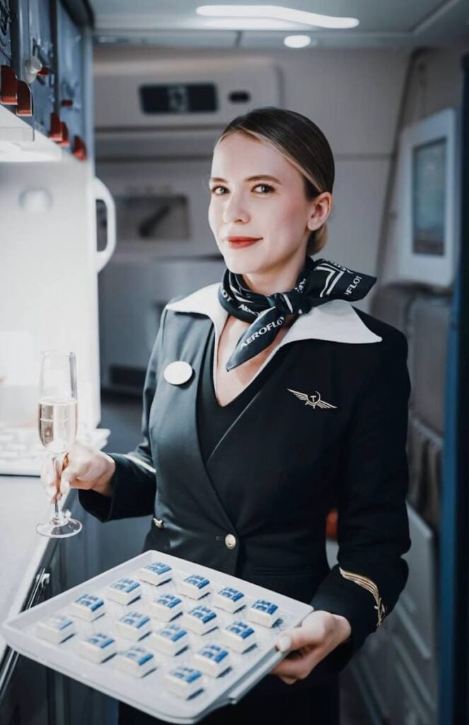 Сотни литров шампанского горы шоколадок и десятки тысяч пряников как Аэрофлот угощал пассажиров на Новый год Аэрофлот подвёл итоги праздничных акций для пассажиров путешествовавших в период новогодних праздников Пассажиры рейсов вылетавших из аэропорта Шереметьево 31 декабря и 1 января получили подарки в зависимости от класса обслуживания В экономическом классе было вручено около 70 тысяч имбирных пряников Пассажирам класса Комфорт раздали порядка 2 5 тысяч открыток с молочным шоколадом В бизнес классе пассажиры получили около 7 тысяч наборов ассорти шоколадных конфет и новогодних ёлочных игрушек На 29 рейсах из Москвы которые находились в воздухе в полночь 1 января пассажиры выпили более 660 литров шампанского В период с 31 декабря по 8 января бортпроводники на рейсах всех классов обслуживания раздали почти 800 тысяч конфет с новогодними пожеланиями Отдельной частью новогодней программы стала акция Новогодние чудеса на высоте проведённая на рейсах отправлявшихся в новогоднюю ночь На 21 рейсе вылетевшем из Москвы вечером 31 декабря состоялся розыгрыш призов В нём приняли участие 5 416 пассажиров По его итогам 26 человек получили сертификаты на бесплатный перелёт в любую точку маршрутной сети Аэрофлота а также памятные ёлочные игрушки в форме посадочного талона Остальные участники розыгрыша получили гарантированные призы в виде купонов на скидку от 5 до 25 процентов на будущие перелёты В Аэрофлоте отмечают что новогодние сюрпризы и подарки на борту являются ежегодной практикой Ранее авиакомпания сообщала что в период зимних праздников собственными рейсами было перевезено более 1 2 миллиона пассажиров www frequentflyers ru 2026 01 15 su ny stats frequentflyers