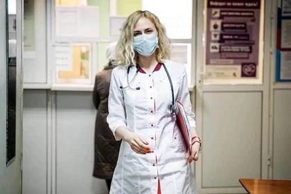 Более 16 тысяч жителей ДНР получили помощь медицинского патруля «Здоровье» За два с половиной месяца патруль отработал в Иловайске, Енакиево, Снежном, Дебальцево, Кировском, Торезе, Шахтерске, Горловке, Ждановке, Докучаевске, Мангуше, Амвросиевке, Харцызске, Волновахе, Володарском, Старобешево, Новоазовске, Тельманово и Ясиноватой. С середины мая расширили географию патруля «Здоровье» на Донецк и Макеевку, - сообщил Глава ДНР Денис Пушилин. С 19 мая медицинский патруль «Здоровье» будет работать в Петровском и Буденновском районах Донецка.