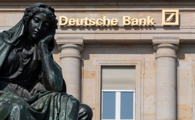 Deutsche Bank подозревают в отмывании денег  В СМИ сообщается что сотрудники Федерального ведомства по уголовным делам ФРГ провели утром обыски в штаб квартире банка Deutsche Bank во Франкфурте на Майне и в берлинский офис тоже заглянули  Как считает следствие в прошлом банк поддерживал деловые связи с иностранными компаниями которые использовались для отмывания денежных средств Были там и представители из Украины При этом в фининституте заверили что уже полностью сотрудничают с правоохранительными органами А по другому там никак