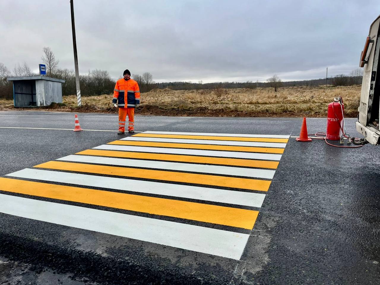 В Холмском округе завершается ремонт участка дороги  В полном объеме выполнены строительно-монтажные работы по восстановлению дорожного полотна на участке автомобильной дороги Шимск — Старая Русса — Холм протяженностью 19,5 километров, - сообщает Новгородавтодор.  Обочины также находятся на заключительном этапе - выполнено 90% работ по их укреплению. Сейчас ведутся работы по восстановлению посадочных площадок и подходов к ним, а также проводится нанесение горизонтальной дорожной разметки и установка дорожных знаков.  Участок дороги ведет в сторону южного направления Новгородской области и является связующим звеном региона с Псковской областью.  Срок выполнения ремонтных работ по условиям заключенного контракта: не позднее 31 декабря 2026 года, однако подрядчик имеет право завершить их досрочно.  Работы проводятся в рамках дорожного нацпроетка «Безопасные и качественные дороги».