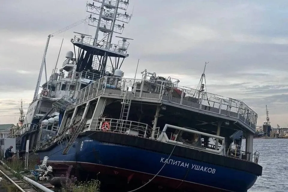 Полузатонувший в Петербурге буксир Капитан Ушаков начнут поднимать в конце мая Специалисты приехали на причал у Балтийского завода где судно пошло на дно 9 августа 2025 года чтобы начать подготовку Необходимые для работ документы вот вот должны подписать Происшествие в центре которого оказался Капитан Ушаков обернулось уголовным делом о нарушении правил безопасности По предварительным оценкам сумма ущерба превысила 1 миллион рублей Но точную цифру объявят когда буксир поднимут и детально проверят Напомним судно заложили в 2017 году через шесть лет его спустили на воду В конце 2023 года Капитан Ушаков прибыл в Петербург на достройку Питерский Следком Читай нас в MAКС Читай нас в Telegram