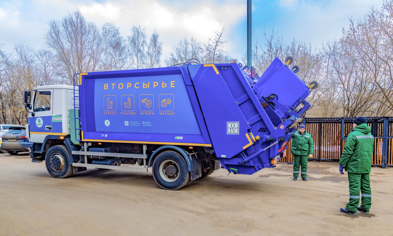 Машины для вывоза мусора подготовили к зиме При подготовке заменили горюче смазочные жидкости на морозостойкие смазали узлы и обработали детали машин для защиты их от коррозии Проверили исправность систем освещения и отопления состояние аккумуляторов и шин при низких температурах и коротком световом дне нагрузка на них увеличивается Благодаря усилению контроля за техническим состоянием спецтехники удается вовремя устранять неисправности и обеспечивать соблюдение графика движения мусоровозов даже в зимний период Перед началом зимнего сезона водители крупногабаритных машин проходят дополнительные инструктажи для предотвращения аварийных ситуаций на дорогах Ежедневно для поддержания чистоты и порядка на улицы Москвы выводится около 1 тыс единиц спецтехники Это разные типы мусоровозов бункеровозы мультилифты обычные мусоровозы с задней загрузкой собирают смешанные отходы и вторсырье из серых и синих контейнеров малогабаритная спецтехника используется в районах с плотной застройкой парках на школьных территориях бункеровозы предназначаются для вывоза бункеров с крупногабаритными отходами мультилифты универсальная техника с крюковым захватным устройством которая может работать со сменными кузовами