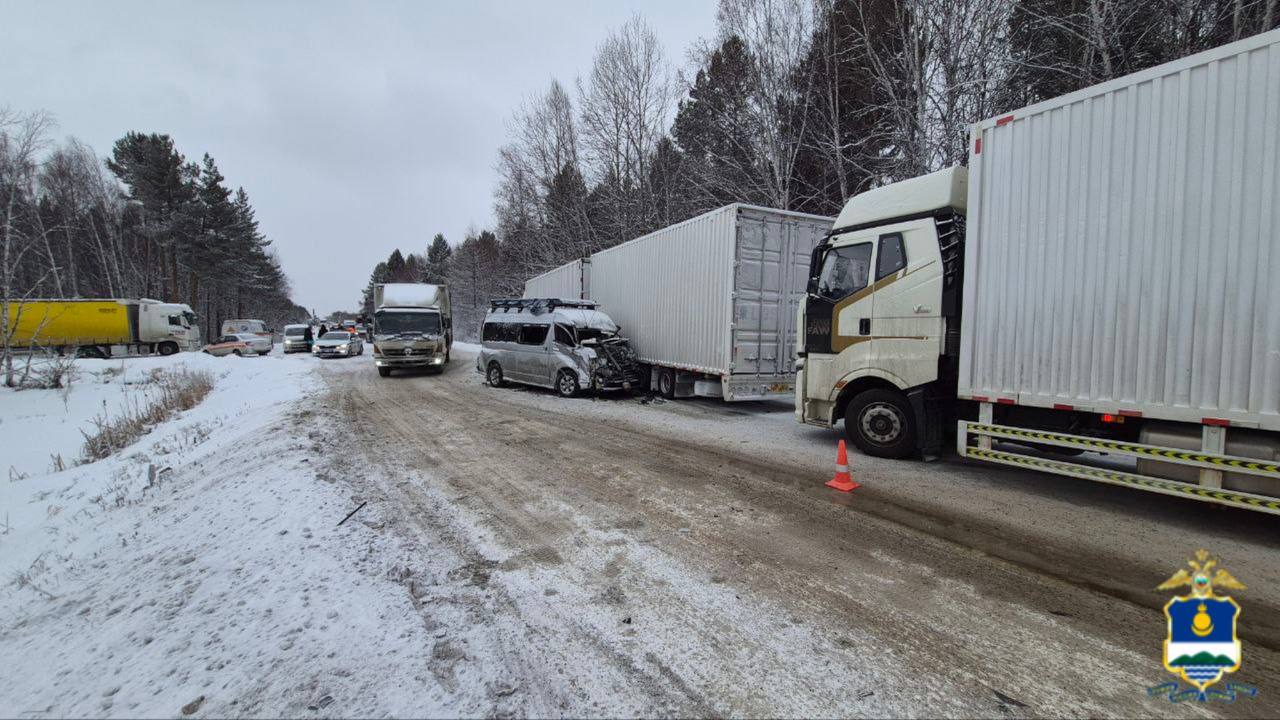 ДТП с фурами в Бурятии По предварительным данным сегодня днём на 315 км федеральной автодороги Р 258 Байкал в местности Байкальский прибой водитель грузового автомобиля Джифанг не учёл дистанцию и совершил столкновение с впереди идущим автомобилем Тойота Хайс который от удара выехал на полосу встречного движения и совершил столкновение с грузовым автомобилем Донгфенг В результате ДТП травмы получили водитель и 2 пассажира автомобиля Тойота Хайс Новости Бурятии