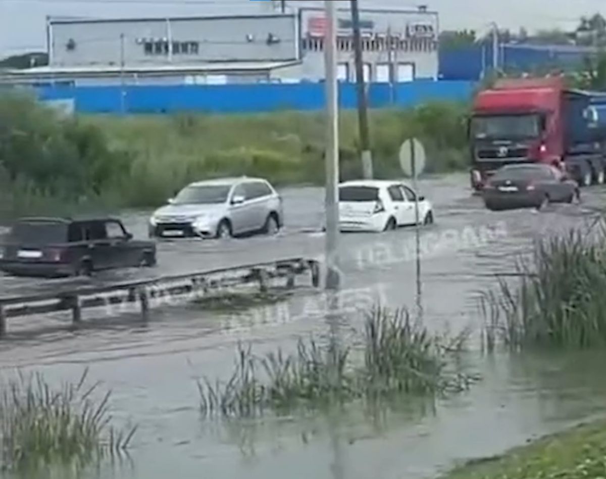 В Туле частично затоплено Веневское шоссе: движение затруднено В результате сильного дождя Веневское шоссе частично ушло под воду. Местные жители сообщают, что затопленным стал участок от дома № 29 до заправки «Роснефть». ↗ Прислать новость Подписаться