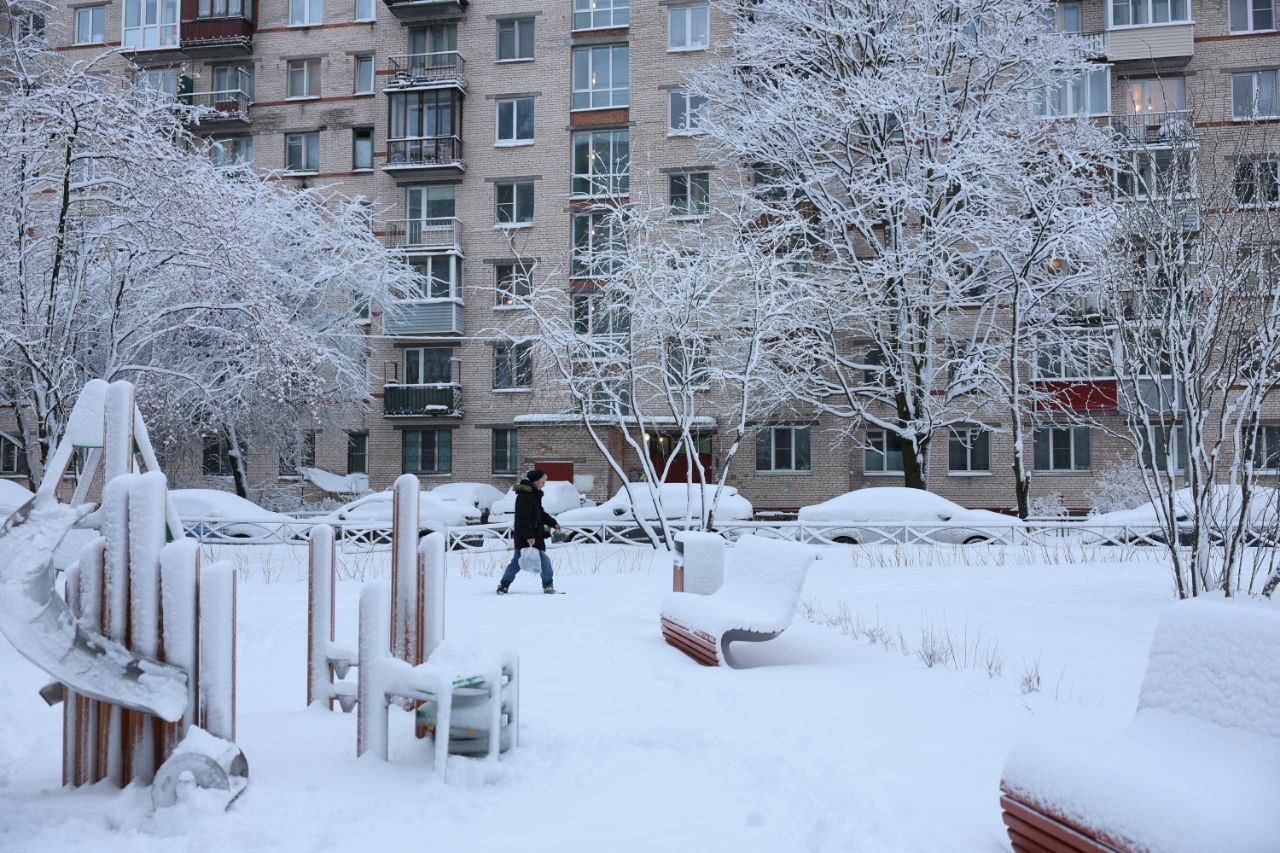 Петербуржцы, это еще не все. Днем в город придет циклон «Зива».  Снега с «посланником Атлантики» только прибавится, а на дорогах сохранится сложная ситуация, рассказал ведущий специалист погодного центра «ФОБОС» Михаил Леус.  Также сегодня значительно упадет давление. В середине дня барометры покажут 733 мм рт. ст., что на 26-28 единиц ниже нормального. Затем давление начнет расти.  В аэропорту Пулково сообщили, что работа идет в сложных метеоусловиях. Для безопасности перелетов проводится специальная обработка самолетов и попеременная очистка перронов и полос.    Юлия Пыхалова/«Фонтанка.ру»  Дарим iPhone 16 от