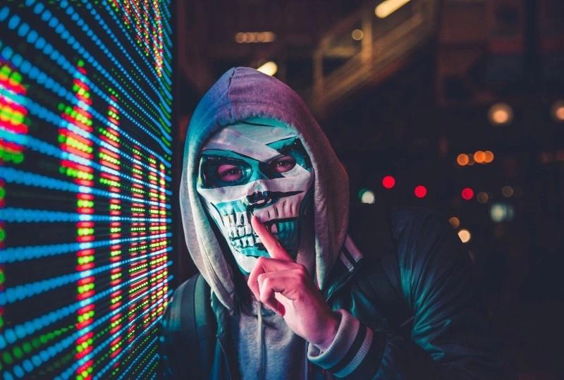 Количество преступлений, связанных с неправомерным доступом к компьютерной информации, по итогам прошлого года увеличилось почти втрое За весь прошлый год было зарегистрировано 104 653 преступления, связанных с неправомерным доступом к компьютерной информации За 2023 год было зафиксировано 36 274 подобных инцидента Около 90 % таких инцидентов было связано со взломом аккаунтов на «Госуслугах», тогда как раскрыть удалось всего 2 % преступлений Такую информацию сообщили в пресс-центре МВД России В пресс-службе МВД сообщили, что рост преступлений данной категории связан с «применением схемы мошенничества в отношении микрофинансовых организаций с использованием неправомерного доступа к учётным записям пользователей» на «Госуслугах» Для выяснения абонентских номеров, на которые зарегистрированы учётные записи на портале, злоумышленники применяют приёмы социальной инженерии Они действуют от имени транспортных компаний, медицинских учреждений, муниципальных служб или органов государственной власти, чтобы получить одноразовые коды для доступа на «Госуслуги» В дополнение к этому злоумышленники нередко приобретают абонентские номера с зарегистрированным учётными записями, которые операторы связи продают через услугу по замене номера как неиспользуемые владельцами Подписаться