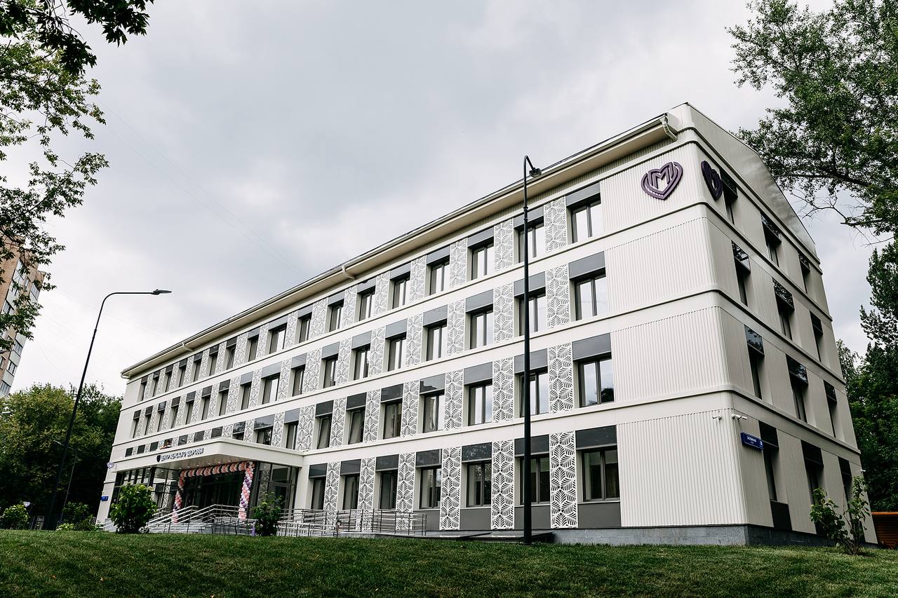 Сеть центров женского здоровья с новыми технологиями для профилактики и диагностики открывают в Москве. Чтобы вы, девочки, девушки и женщины, получали полный спектр помощи по всем женским вопросам. С учётом опыта врачей в новых клиниках ставят современное оборудование, а вместо устаревших женских консультаций обеспечат комплексной поддержкой. Начиная с профилактики и лечения с помощью новых технологий, заканчивая наблюдением во время беременности и после родов. Обследования будут проводить врачи разных специальностей — гинекологи, эндокринологи, психологи и терапевты. Всё это в рамках программы по улучшению женского здоровья в столице. С 4 по 6 июля в учреждениях проводят дни открытых дверей, где подробно рассказывают о самодиагностике, сохранении репродуктивного здоровья, роли гормона АМГ и показывают оборудование.