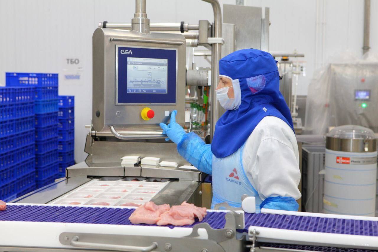 Тем временем пензенская индейка вышла на новый рынок Наш регион стал первым и пока единственным в мире экспортёром мяса индейки в Малайзию Теперь перед пензенскими производителями открываются возможности для экспортных поставок и в другие страны Юго Восточной Азии Тем более что в нашем регионе охотно поддерживают все инвестпроекты в сфере сельского хозяйства Так что не удивимся открытию новых направлений для экспорта Сейчас формируются первые партии продукции для отправки в Малайзию Начало отгрузки запланировано на середину месяца