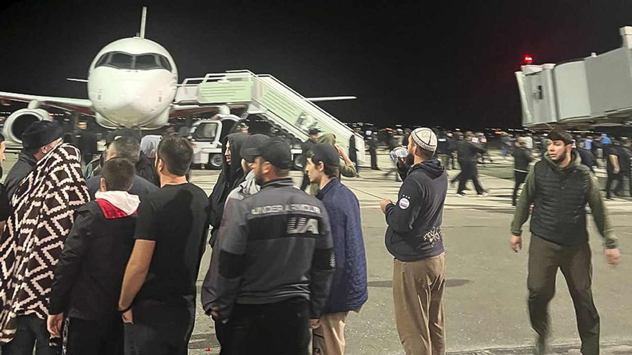 Участникам погрома в махачкалинском аэропорту дали до 15 лет Ставропольский суд вынес жесткий приговор семерым участникам беспорядков в аэропорту «Уйташ» в октябре 2023 года. Их признали виновными в участии в массовых беспорядках, сопровождавшихся насилием и оказанием вооруженного сопротивления по ч. 2 ст. 212 УК РФ, , неисполнении требований по соблюдению транспортной безопасности ч. 3 ст. 263.1 УК РФ и посягательстве на жизнь сотрудника правоохранительного органа ст. 317 УК РФ В ходе разбирательств были оценены последствия содеянного: Ущерб аэропорту — 24+ млн руб; Сорваны рейсы, парализована работа терминала; Пострадали 23 правоохранителя. Приговор — 14–15 лет колонии строгого режима + 2 года ограничения свободы после выхода. Это уже вторая группа осужденных. Ранее, в мае, пятеро фигурантов получили до 9,5 лет.