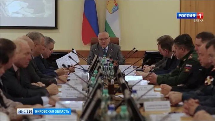 Новой многоэтажки на углу улиц Защитников Отечества и МОПРа в Кирове не будет Ситуация обсуждалась сегодня на оперативном совещании у губернатора Александра Соколова После сноса на этой территории деревянного ветхого строения планировалось организовать общественное пространство Но итоге появилась информация о точечной застройке которая вызвала негативный общественный резонанс Как сообщил на оперативном совещании и о главы администрации Кирова Дмитрий Печенкин после проработки этого вопроса главой администрации Кирова 31 октября было принято постановление об отмене на данной территории стройки Планируется найти решение которое устроит всех Александр Соколов Прошу министерство строительство разработать регламент чтобы таких ситуаций не повторялось