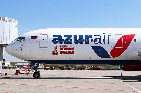 Авиакомпания AZUR air представила тематически оформленный лайнер к 80-летию Победы Авиакомпания AZUR air в преддверии 9 мая украсила один из своих самолетов Boeing 767 праздничным логотипом 80-летия Победы в Великой Отечественной войне. Об этом сообщает AVIA.RU. На ливрее лайнера по левому борту расположилась наклейка с изображением официального логотипа, разработанного специально к юбилейной дате. На ней изображен один из главных символов Победы – памятник «Родина-мать зовет!». Авиакомпания впервые реализует проект по созданию тематической ливреи лайнера. Он призван подчеркнуть мужество и стойкость героев Великой Отечественной войны и важность их подвига. Кроме того, 25 апреля на рейсе AZUR air ZF-901 Москва – Шарм-эль-Шейх пройдет Диктант Победы, который дополнит праздничные мероприятия, приуроченные к юбилейной дате. Диктант на рейсах AZUR air пройдет уже в третий раз. aviaru.net/n282981