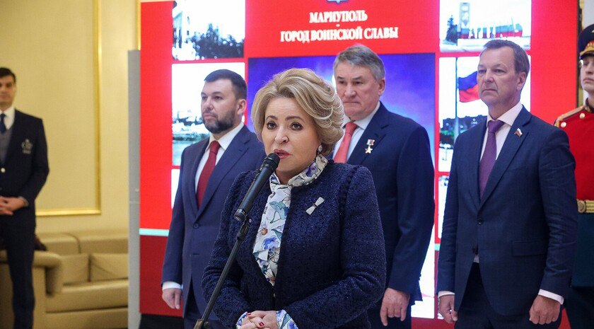 Матвиенко высоко оценила законодательную интеграцию Донбасса и Новороссии   Команды исторических регионов успешно решают все вопросы в рамках российского правового поля. Об этом доложила спикер Совета Федерации Валентина Матвиенко на встрече с Президентом РФ Владимиром Путиным.  «Законодательное сопровождение процессов интеграции воссоединенных территорий Донбасса и Новороссии практически завершено. Одобрено всего 99 законов. Могу отметить, что многие вопросы региональные команды этих субъектов Федерации уже сами решают успешно в правовом российском поле», — сказала она.   Фото: Совет Федерации РФ     , VK и ОК