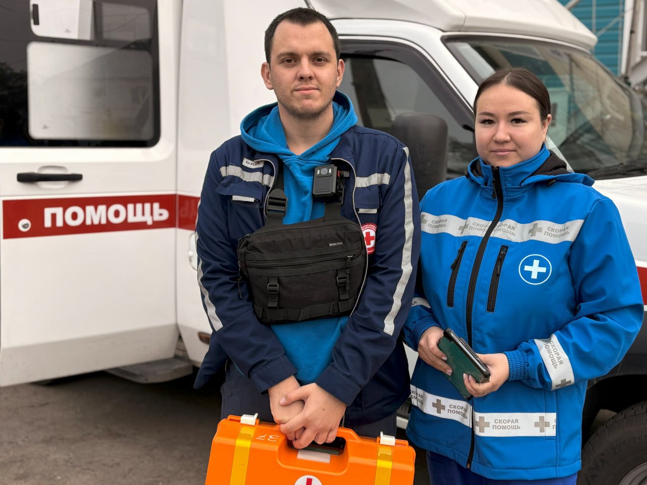 Бийские фельдшеры приняли роды в машине скорой помощи По дороге в роддом у 31 летней жительницы Бийска началась активная родовая деятельность Фельдшеры Михаил Егоров и Яна Чинчикова приняли решение принимать роды они попросили водителя остановиться приступили к делу В практике обоих медиков такое произошло впервые Фельдшеры блестяще справились с ролью акушеров Прямо в машине скорой помощи на свет появилась здоровая девочка громко заявившая о себе первым криком Вскоре малышку вместе с мамой доставили в роддом Как отметили в пресс службе СМП Бийска с начала года это уже пятые роды которые местные медики приняли в машине скорой поблагодарить фельдшеров