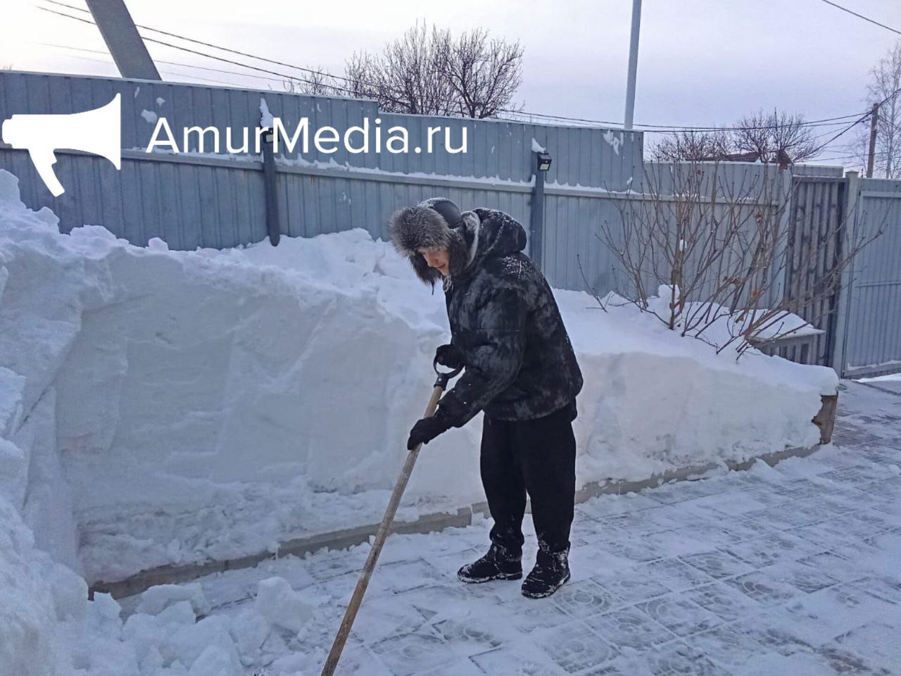 Аян накрыла снежная буря Погода в Хабаровском крае преподнесла очередной сюрприз жителям Аяно-Майского района. Север региона накрыл снежный циклон. Помимо окутавших село сугробов, местные жалуются на порывистый ветер. Хотелось бы сказать, что не май месяц, но увы... Достаем пуховики и лопаты. AmurMedia Прислать новость