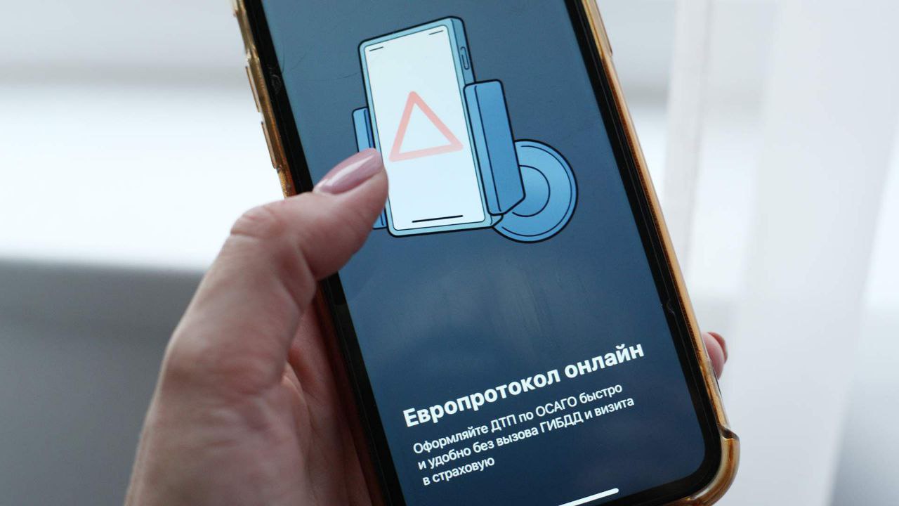 Сайты и приложения ряда страховых компаний занимающихся ОСАГО могут включить в белый список ресурсов которые продолжат работать при ограничениях или отключении мобильного интернета Это позволит автовладельцам попавшим в ДТП оформлять документы по аварии в электронном виде даже при отсутствии стабильного интернет соединения Это разумная инициатива однако такую возможность должны иметь все автомобилисты а не только клиенты избранных страховых компаний считают эксперты