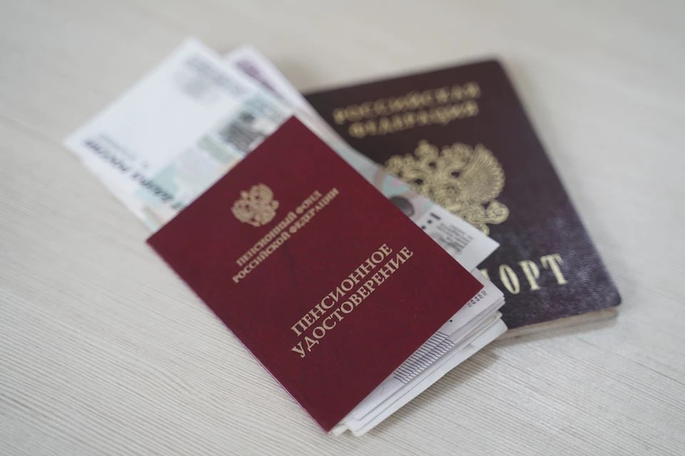 В 2026 году один пенсионный бал будет стоить 65 6 тыс рублей Напомним для назначения страховой пенсии по старости необходим стаж от 15 лет и минимум 30 пенсионных баллов которые у работающих россиян накапливаются до 10 баллов за год Если же баллов не хватает то их можно купить Для их покупки необходимо подать заявление на Госуслугах или в отделении Соцфонда Обратиться могут россияне без официального трудоустройства Как сообщила депутат Госдумы член комитета по труду социальной политике и делам ветеранов Екатерина Стенякина по сравнению с нынешним годом стоимость одного дополнительного пенсионного балла в 2026 году увеличится с 60 4 тыс до 65 6 тыс рублей Всего можно будет докупить 8 7 пенсионного балла Подписаться на truekpru Читать нас в MAX