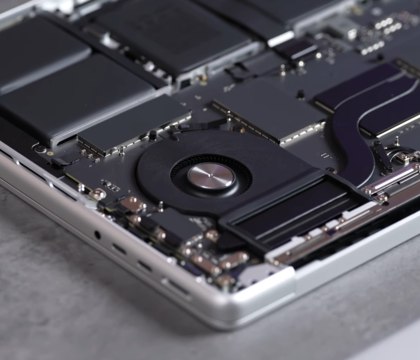 Чип M5 в составе нового MacBook Pro нагревается до 99 C под серьезными нагрузками Переход Apple с процессоров Intel на собственные решения серии M должен был решить проблему теплового троттлинга Однако физику не обманешь Чип M5 в составе свежего MacBook Pro снижает частоты под полной нагрузкой но его эффективность все же выше в сравнении с M4
