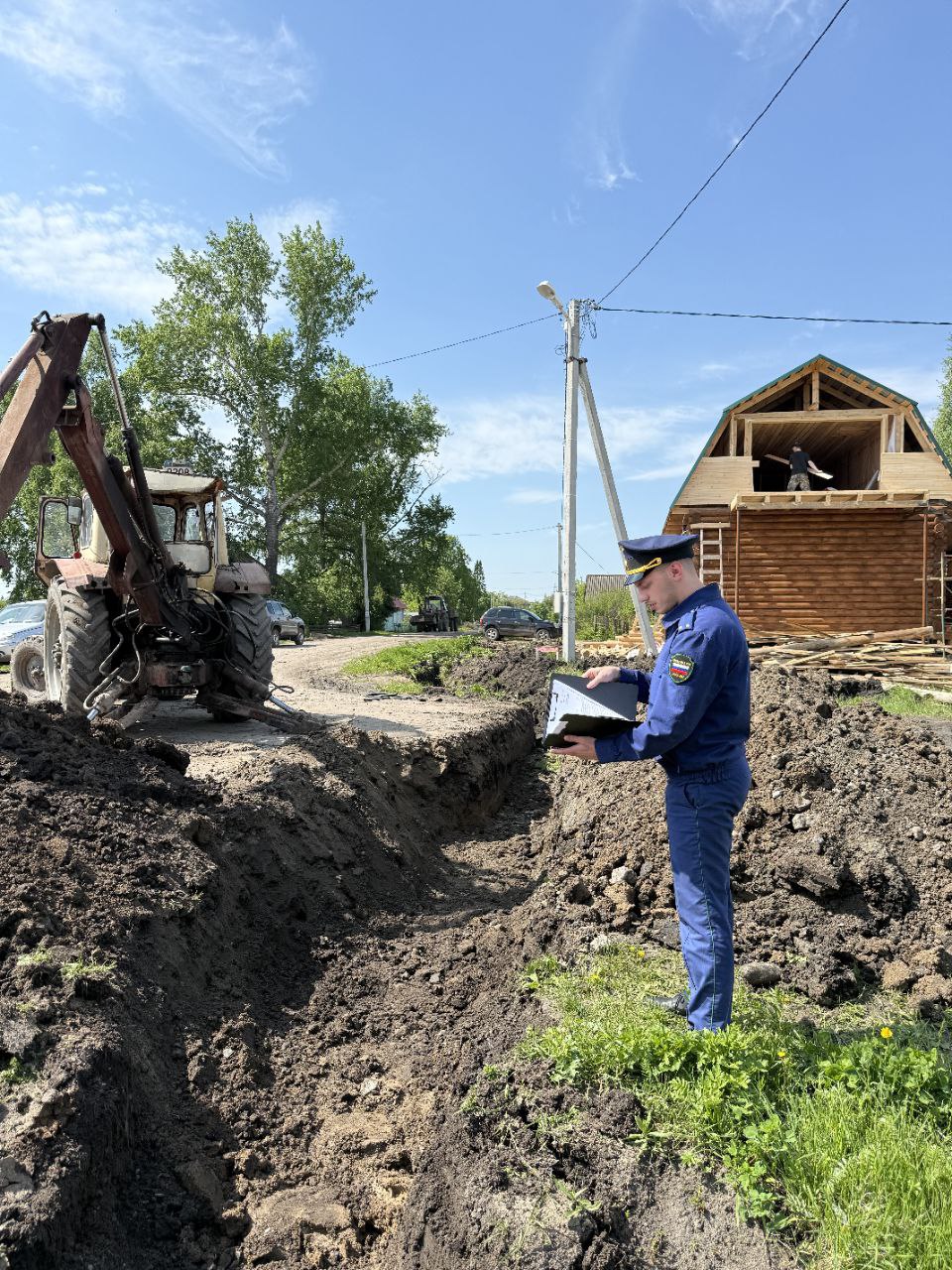 В Тевризском районе после вмешательства прокуратуры приняты меры к предотвращению подтопления домовладений В апреле текущего года на личный прием к заместителю прокурора Омской области Евгению Бельтюкову обратились жители р.п. Тевриз по вопросам обустройства водопропускных труб в целях отвода талых и ливневых вод с улиц Луговая и Игнащенко, а также бездействия органов местного самоуправления. Во исполнение соответствующего поручения прокуратура района по доводам обращения провела проверку в деятельности администрации Тевризского городского поселения. Установлено, что органом местного самоуправления не приняты достаточные меры к отводу талых и ливневых вод, а также обустройству водопропускных труб под дорожным полотном. По результатам проверки главе администрации внесено представление, по результатам рассмотрения которого нарушения устранены, необходимый комплекс противопаводковых мероприятий проведен.