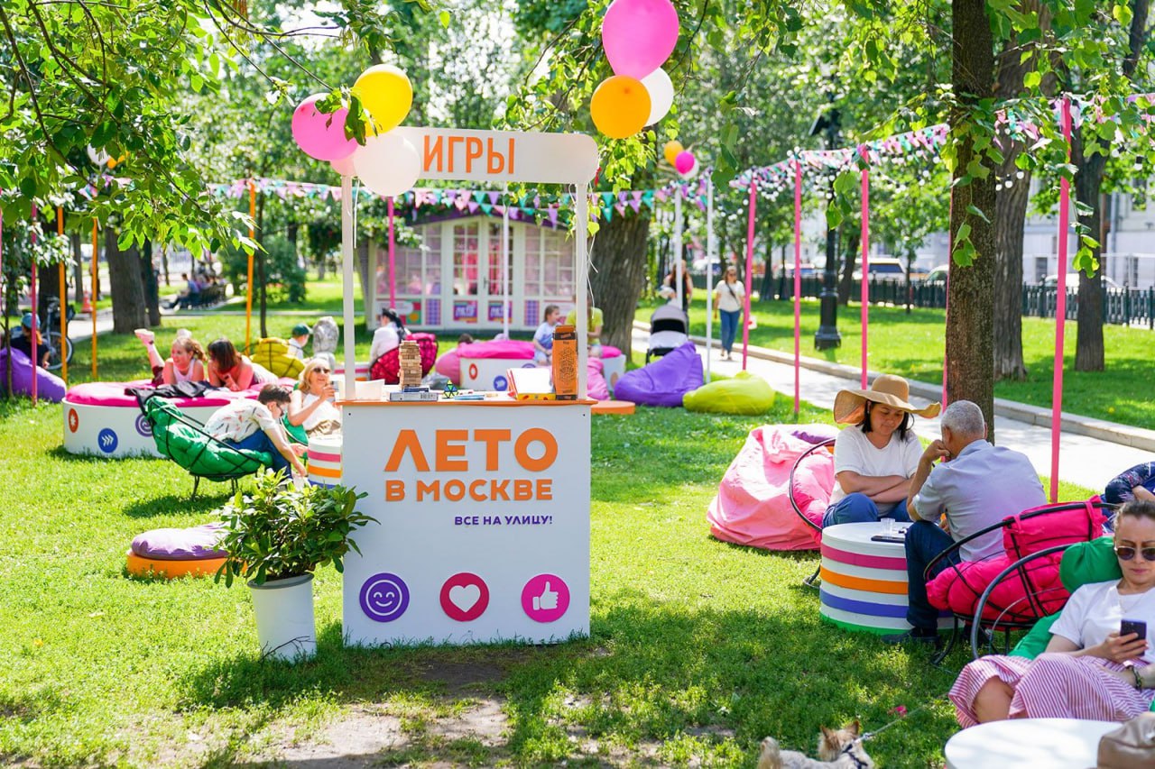 Сергей Собянин: Проект «Лето в Москве» объединит все события сезона Мэр Москвы Сергей Собянин сообщил о старте с 1 июня масштабного городского проекта «Лето в Москве». Программа события включит в себя мероприятия музыкальной, спортивной, молодежной и патриотической направленности. Одним из новшеств проекта станет творческий лагерь «Молодежь Москвы» на базе кинопарка «Москино». Участники лагеря смогут развить у себя творческие навыки. Все яркие события лета, включая популярные фестивали столицы, станут частью проекта «Лето в Москве». В их числе «Сады и цветы», «Вкусы России», «Времена и эпохи», «Театральный бульвар» и другие. Представители малого и среднего бизнеса смогут принять участие в проекте. Для этого нужно организовать мероприятие на одной из 200 городских площадок, но можно выбрать и собственную локацию. Для предпринимателей это прекрасная возможность для роста и развития. Кроме того, в Москве будут открыты 13 арт-павильонов, где столичные предприниматели смогут продемонстрировать свою продукцию. Для участия необходимо оставить заявку на сайте проекта «Сделано в Москве». В 2024 году число посетителей проекта «Лето в Москве» превысило 38 млн человек. Среди них были как жители, так и гости столицы. Фото: mos.ru
