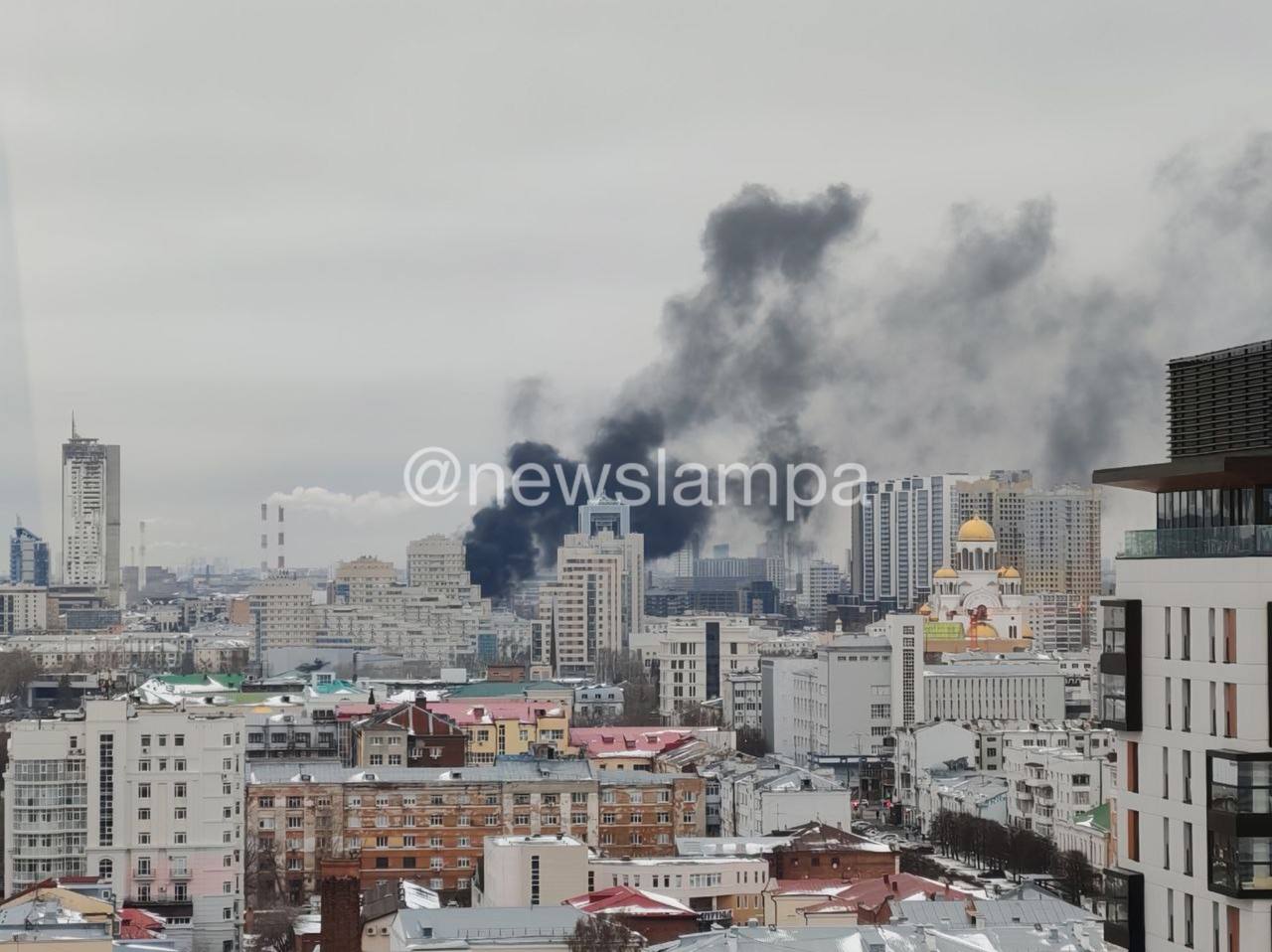 В районе Железнодорожного вокзала в Екатеринбурге сильный пожар. Дым виден почти со всех районов города.