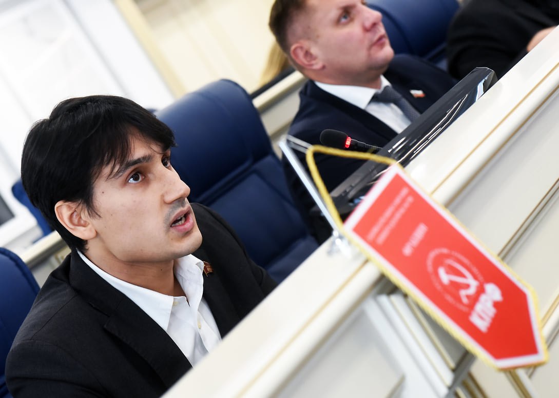 Центр «Э» задержал депутата Заксобрания Ленобласти Ивана Апостолевского  Утром 29 июля сотрудники Центра «Э» задержали на Московском вокзале в Петербурге депутата Законодательного собрания Ленинградской области, лидера фракции КПРФ Ивана Апостолевского.  Его везут в Сосновый Бор в мировой суд, сообщает «Фонтанка». По информации 47news, причина задержания — давняя публикация в соцсетях, где депутат писал про оппозиционного политика Алексея Навального.  Иван Апостолевский возвращался из Китая, где был в поездке с однопартийцами.  Фото: Александр Коряков, Коммерсантъ