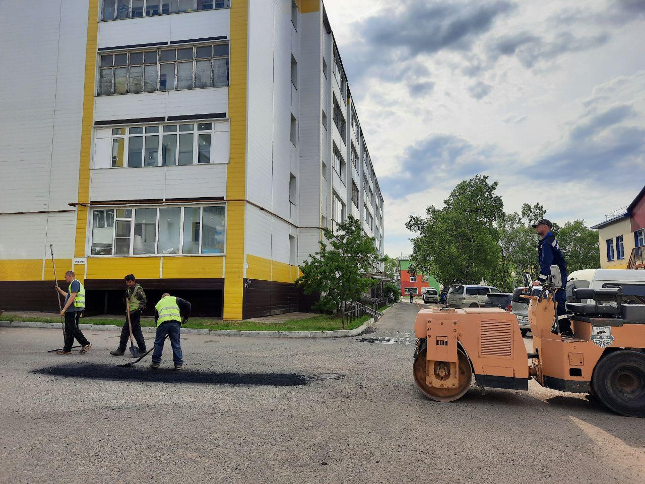 Более 300 дворов отремонтируют на Сахалине и Курилах в 2025 году К работам по восстановлению асфальтового покрытия уже приступили в областном центре и в Невельском, Корсаковском, Анивском и Долинском муниципальных округах. Всего по плану рабочие приведут в порядок: В Южно-Сахалинске — 50 придомовых территорий В Холмске — 70 дворов В Корсаковском МО — 30 дворов В Долинском МО – 20 придомовых территорий. Чуть позже рабочие приступят к работам в северных районах острова. В Охинском муниципальном округе в текущем году обновят 25 дворовых территорий. По 7 – в Александровск-Сахалинском и Тымовском МО. Еще 18 дворов получат новый облик на Курильских островах, сообщили в областном минЖКХ. Заявки на текущий ремонт островитяне могут направить в администрацию муниципального образования, по телефону горячей линии ЖКХ: 8 800 302-00-65 со стационарного телефона или 0065 с мобильного, и на платформе «Сахалин онлайн». ——— : Прислать нам новость: