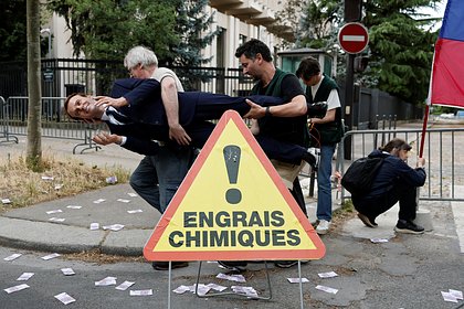 Макрона похитили Восковую фигуру президента Франции Эммануэля Макрона похитили из музея Гревен в Париже. Об этом сообщает радио Franceinfo со ссылкой на источник. «Восковая статуя Эммануэля Макрона была украдена утром в понедельник, 2 июня, из музея Гревен в 9-м округе Парижа», — говорится в материале. Согласно предварительным результатам расследования, две женщины и один мужчина переоделись в сотрудников музея, завернули статую Макрона в плед и вынесли ее через пожарный выход. Позднее неизвестный мужчина связался с музеем и взял на себя ответственность за содеянное. Он представился членом международной экологической организации Greenpeace деятельность организации признана нежелательной в России . Руководство музея сразу сообщило об этом в полицию. По данным источника, стоимость фигуры составляет 40 тысяч евро. Ранее в Словении украли бронзовую статую, установленную в честь супруги президента США Мелании Трамп.