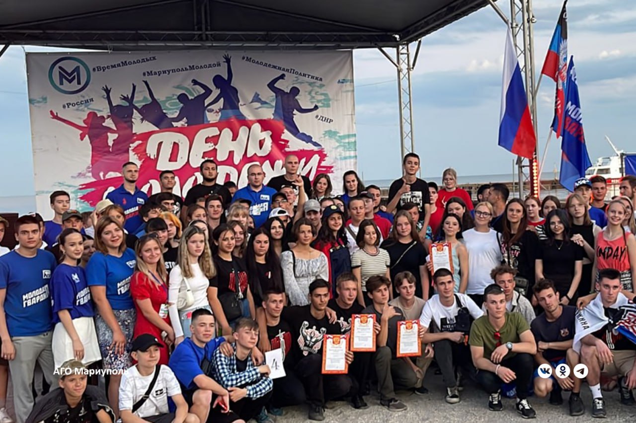 В центре Мариуполя продолжается подготовка нового пространства для молодежи на улице Энгельса. На первом этаже будущего молодежного центра будут созданы современные студии и коворкинг, а также многофункциональный актовый зал и офис для работы с грантами. Это место станет площадкой для культурных и образовательных инициатив. Здесь планируется организация различных культурных мероприятий, фестивалей, выставок, концертов и лекций для молодых людей города. Что касается второго этажа, то там разместится шахматный клуб, который ранее функционировал в этом здании до 2022 года.