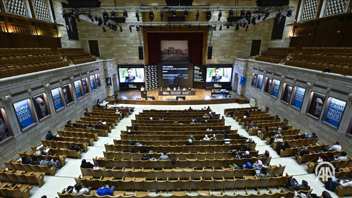 В рамках третьего дня работы Трибунала по Газе Заключительное заседание в ходе различных панельных сессий будут рассмотрены темы Соучастие международная система сопротивление и солидарность Обсуждения проходят под председательством бывшего специального докладчика по вопросу о положении в области прав человека на палестинских территориях Ричарда Фолка в конференц зале имени Джемиля Бирселя Стамбульского университета В третий день программы суда особое внимание планируется уделить вопросу соучастия в геноциде Главными темами панелей определены Соучастие международная система сопротивление и солидарность Подробнее на нашем сайте v aa com tr 3726464 24 7 в сутки с Агентством Анадолу