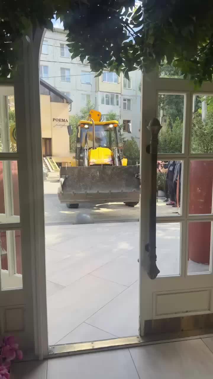 В Махачкале начался снос незаконного ресторана в парке имени 50-летия Октября