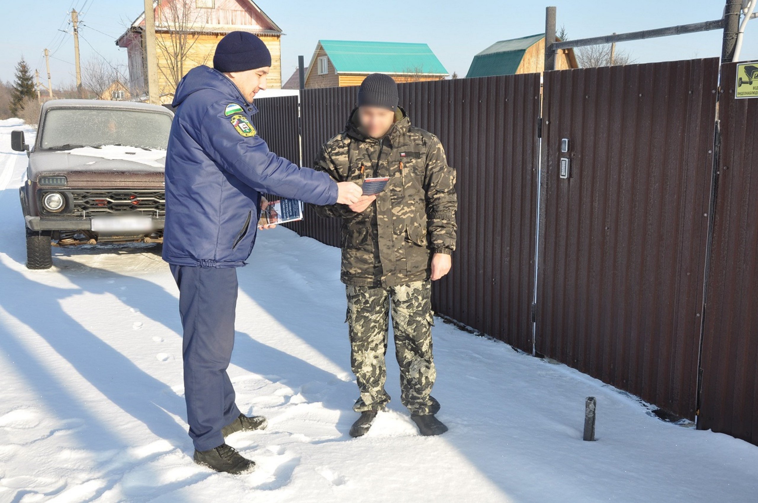 В садах Калининского района готовятся к весеннему половодью    В Калининском районе началась профилактическая работа по подготовке к весеннему половодью. Сотрудники районного Управления гражданской защиты начали противопаводковые мероприятия с садовых товариществ, расположенных близ реки Юрмаш. Упор на эти СНТ сделан не случайно. Прошлой весной вышедшая из берегов река подтопила участки в семи садовых товариществах, где на постоянной основе проживали 44 человека.      Во время рейда сотрудники УГЗ по Калининскому району обновляли списки уфимцев, проживающих в дачных участках круглогодично, в том числе детей и маломобильных граждан, а также выясняли наличие плавсредств ираздавали памятки. Для оповещения населения о правилах поведения во время подъёма воды был использован громкоговоритель.   ‍