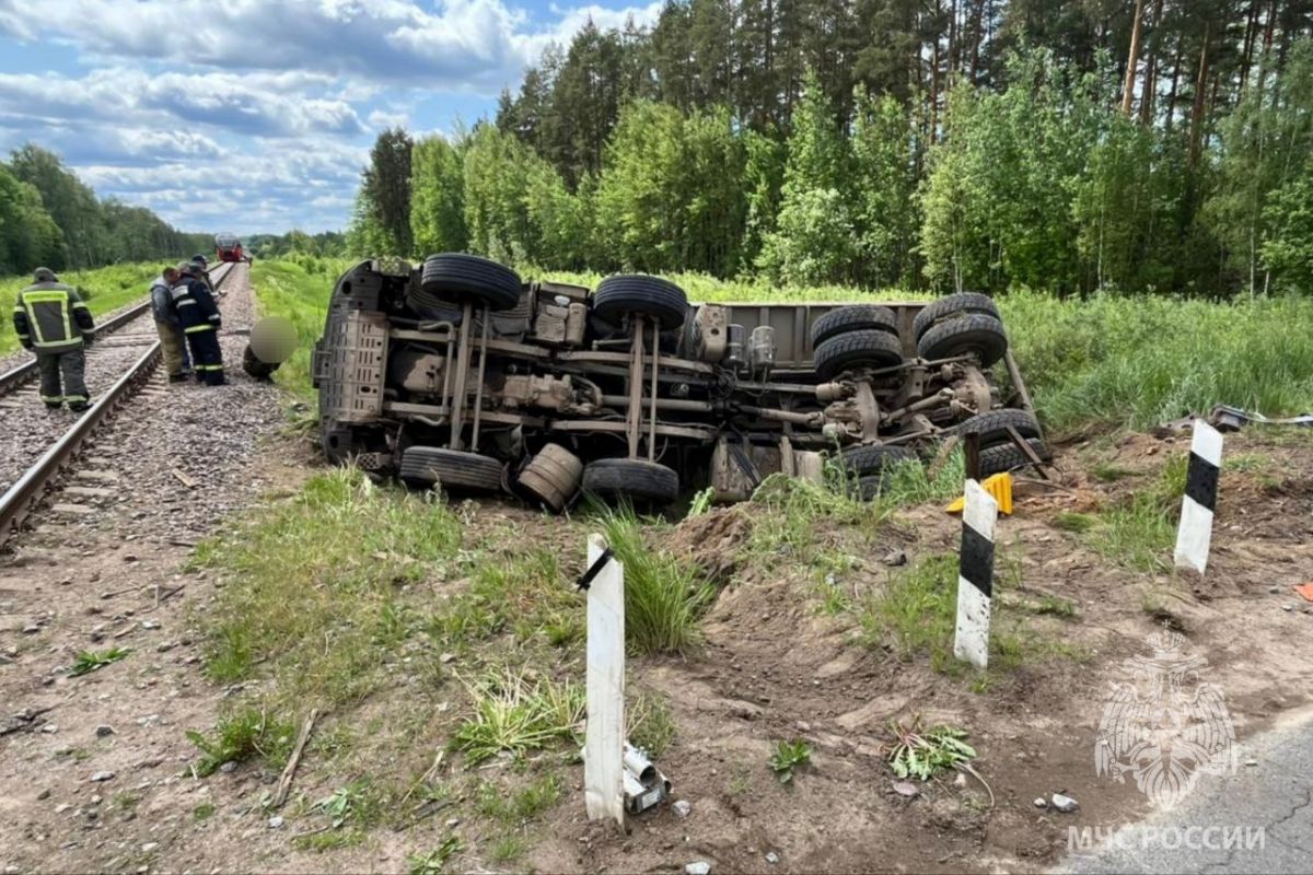 В Ивановской области в столкновении с пассажирским поездом "Орлан" пострадал водитель грузовика     Инцидент произошел в Тейковском районе  ↗  Прислать новость   Подписаться