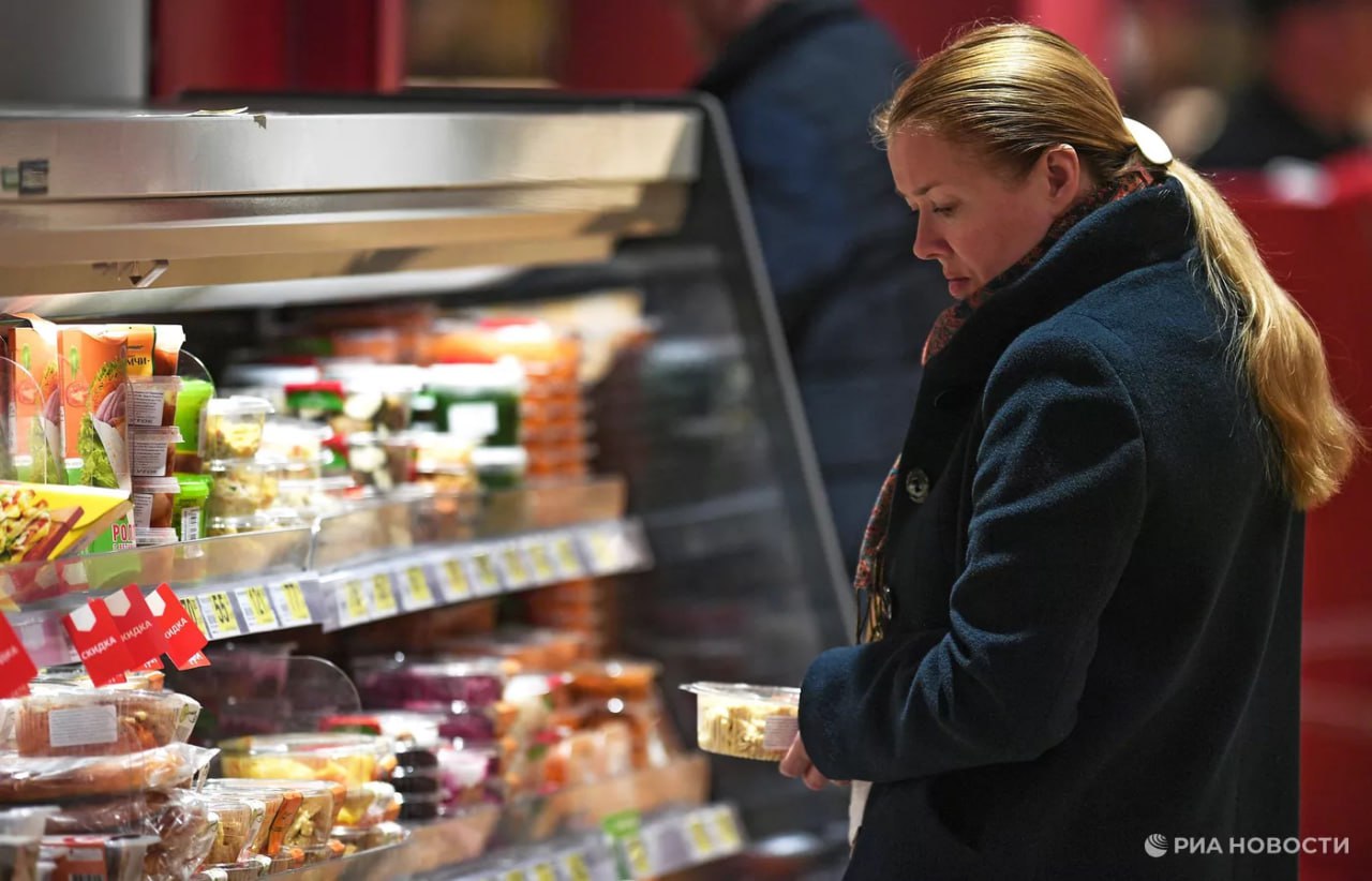 В Госдуме предложили выделять отдельную полку для продуктов с истекающим сроком годности Обращение главе Роспотребнадзора направил вице спикер ГД Борис Чернышов пишет РИА Новости По его словам актуальными остаются случаи когда добросовестные покупатели могут случайно купить такие товары Это приводит к нерациональным тратам сокращению потребления качественных продуктов и росту пищевых отходов Поэтому он предлагает ввести для торговых предприятий обязанность выделять отдельные полки или зоны для продукции срок годности которой истекает в ближайшие 24 72 часа Данная мера позволит гражданам делать полностью осознанный выбор будет законно стимулировать спрос на такие товары через систему скидок сократит объемы просроченной продукции и послужит эффективным инструментом предупреждения введения потребителей в заблуждение подчеркнул Чернышов 0 Подписаться на РИА Новости Крым в Telegram MAX VK