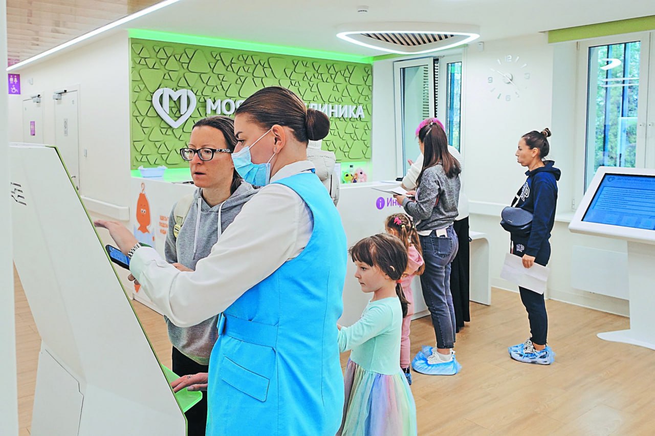 Работодателей предложили обязать предоставлять своим сотрудникам неоплачиваемый отпуск если им нужно сопроводить члена семьи в больницу В случае принятия такого закона это будут отгулы длительностью до двух дней по письменному запросу сотрудника Такой законопроект разработан депутатами Госдумы от ЛДПР под руководством председателя партии Леонида Слуцкого Комментируя инициативу Леонид Слуцкий заметил что практически любая семья однажды сталкивается с ситуацией когда требуется срочно доставить родного человека в клинику или забрать его оттуда после завершения лечения Между тем работа далеко не всегда позволяет своевременно отреагировать на такую ситуацию По его словам сотрудник нередко вынужден долго оправдываться и выпрашивать разрешение уйти с работы рискуя последствиями вплоть до взыскания или увольнения Законодательных же норм защищающих права тех кто оставляет свою должность ради заботы о больном близком человеке на сегодняшний день не предусмотрено Подписаться на Российскую газету в Читать нас в MAX