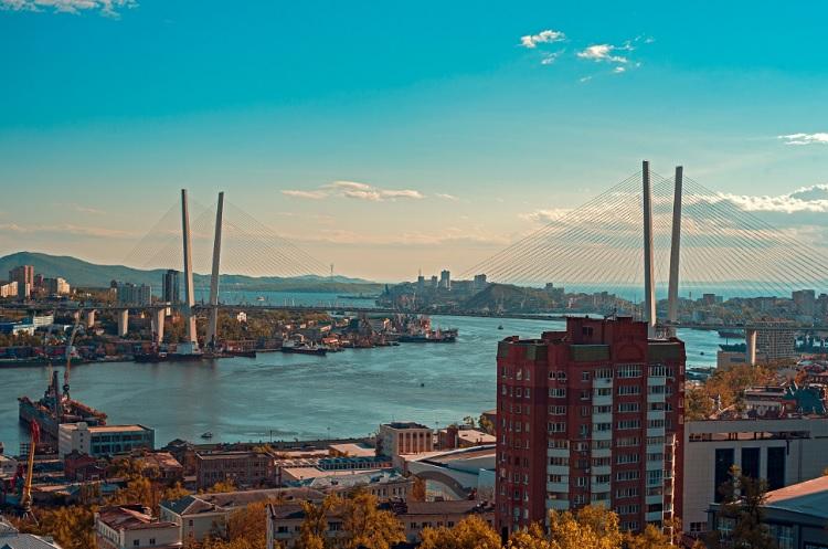 9 мая во Владивостоке запланировано проведение массовых мероприятий. Для обеспечения безопасности граждан в центре города будут установлены арочные металлодетекторы, через которые можно будет пройти в охраняемые зоны. Во Владивостоке 9 мая металлодетекторы будут установлены: на улице Алеутской в районе дома № 21; на улице Светланской в районе дома № 20 около музея им. В. Арсеньева; на перекрестке улицы Адмирала Фокина и Алеутской; на перекрестке улицы Адмирала Фокина и Океанского проспекта; на перекрестке улиц Уборевича и Светланской возле ГУМа; на пересечении улиц Уборевича и Береговой; на проезде к парковке правительства Приморского края; на подходе к ж/д перрону станции «Владивосток»; на спуске лестнице с центральной площади на Корабельную Набережную; у входа в Адмиральский сквер. Жителей и гостей города просят с пониманием отнестись к принимаемым мерам.
