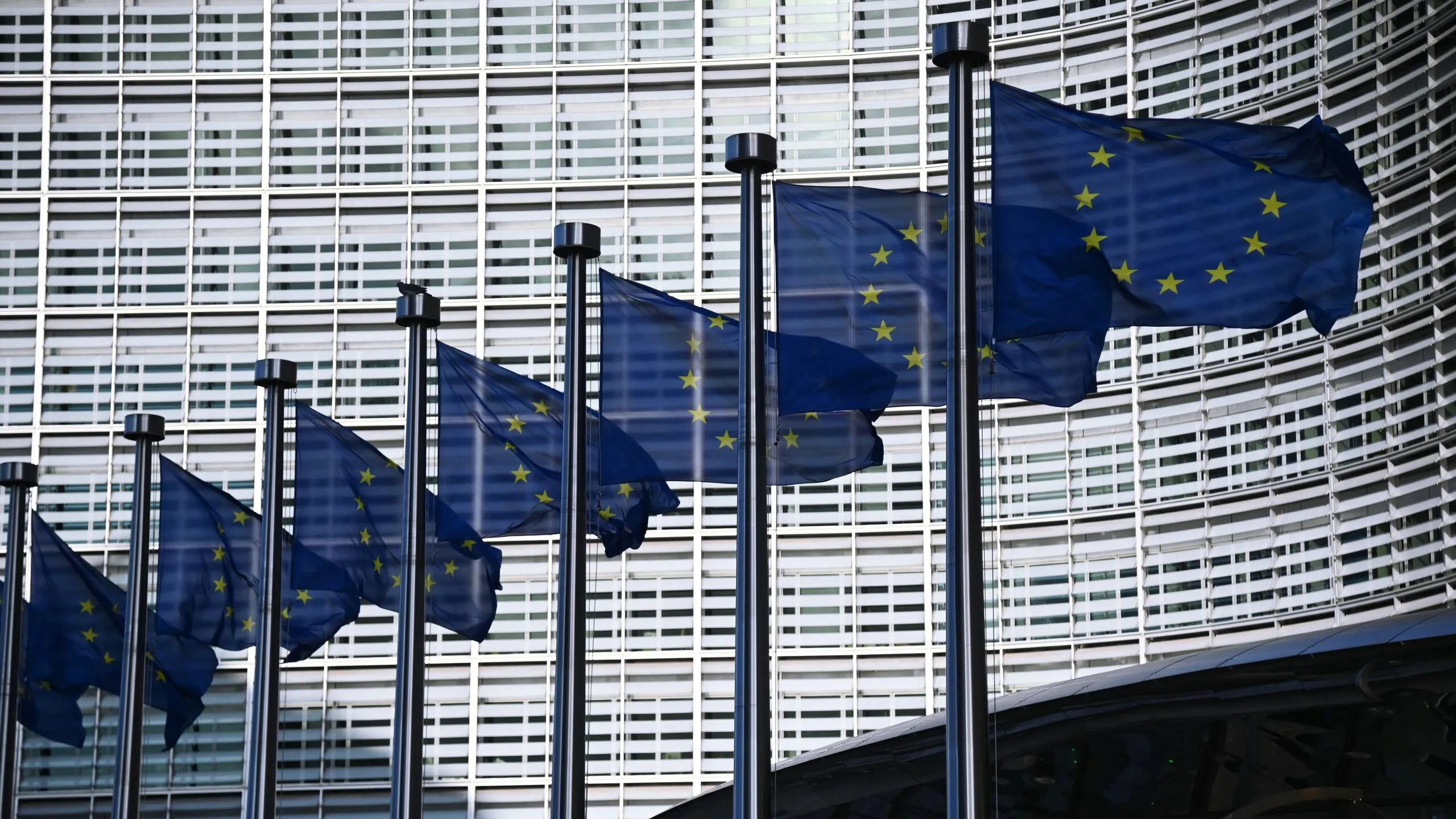 Главы МИД стран ЕС на следующей неделе на заседании совета по иностранным делам ЕС в Люксембурге обсудят санкции против России сообщила на брифинге в Брюсселе представитель внешнеполитической службы Евросоюза Анитта Хиппер Мы подтверждаем что заседание совета по иностранным делам состоится на следующей неделе в Люксембурге Как обычно вопрос Украины будет в центре повестки и работа по санкциям продолжится поскольку это остаётся нашим приоритетом и приоритетом высокого представителя Кая Каллас ред сказала она Ранее Еврокомиссия анонсировала свое предложение по 20 санкционному пакету Ожидается что в него войдет полный запрет на оказание морских услуг перевозящим российскую нефть танкерам взамен ценового потолка ограничения в банковской сфере и криптовалютах новые импортно экспортные ограничения и персональные санкции