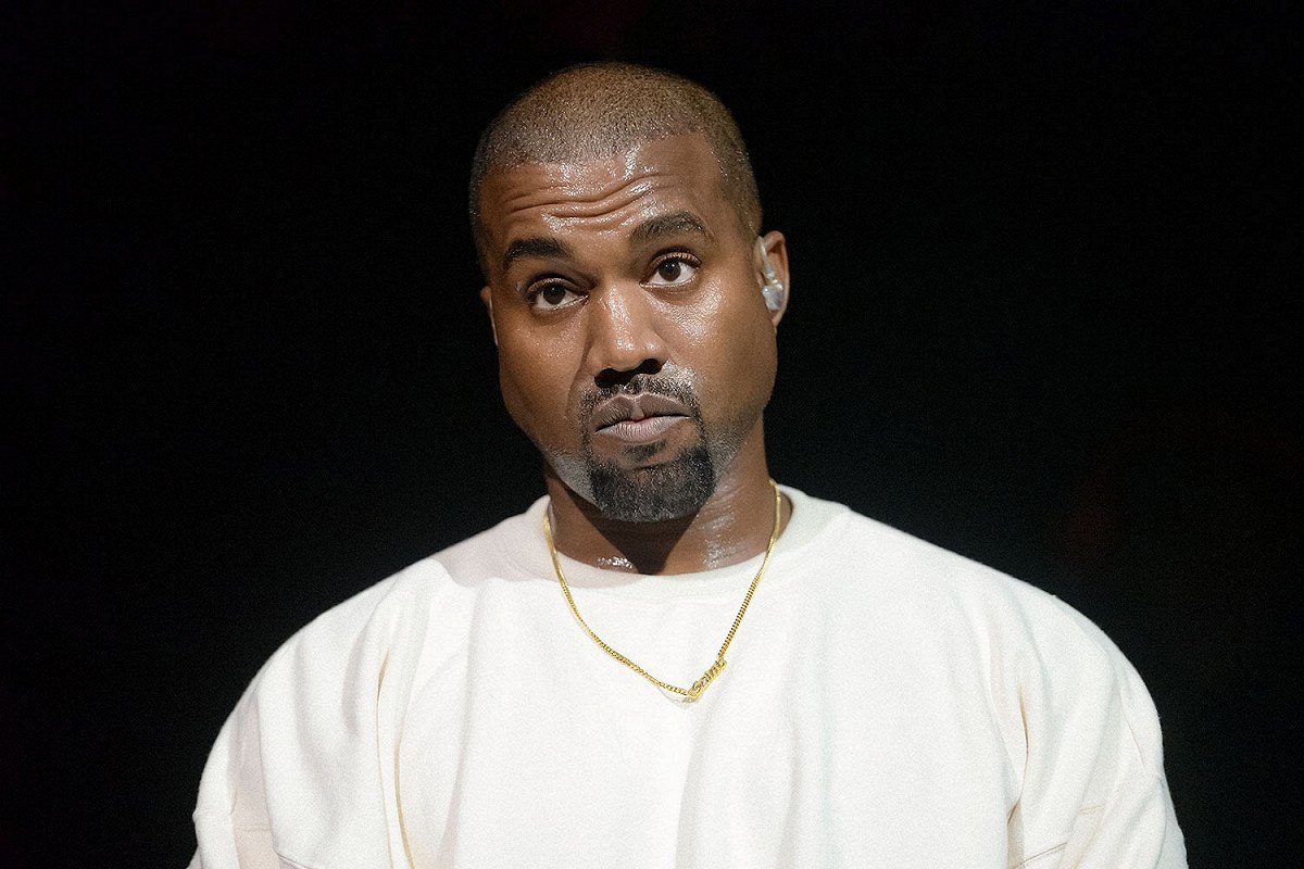 Канье Уэст объяснил свои антисемитские высказывания травмой лобной доли головного мозга и извинился перед евреями В публичном письме в The Wall Street Journal он рассказал что после автомобильной аварии 25 летней давности получил травмы челюсти и правой лобной доли мозга Последнюю из них по его словам врачи заметили не сразу Надлежащий диагноз был поставлен только в 2023 году Как пишет Канье это привело к биполярному расстройству I типа которое сопровождается маниакальными эпизодами потерей связи с реальностью провалами в памяти и импульсивными поступками Уэст утверждает что сейчас работает над своим ментальным состоянием и просит терпения и понимания Я не нацист и не антисемит Я люблю еврейский народ добавил он Больше новостей в Daily News