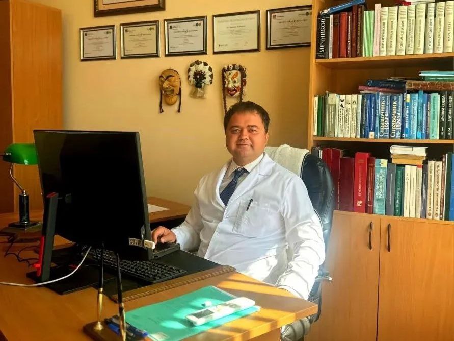 ЗАВЕДУЮЩИЙ КАФЕДРОЙ СЕСТРИНСКОГО ДЕЛА В РЯЗ ГМУ ВОШЕЛ В ПРЕСТИЖНЫЙ РЕЙТИНГ СТЕНФОРДА Заведующий кафедрой сестринского дела Котляров С Н стал участником престижного рейтинга Stanford University s Top 2 Scientists list 2025 подготовленного специалистами Стэнфордского университета на основании анализа данных базы Scopus Elsevier Данный рейтинг включает лишь 2 наиболее цитируемых учёных мира и основывается на стандартных критериях оценки включая индексы цитирования индекс Хирша скорректированный индекс Хирша с учётом соавторства а также цитирование статей в зависимости от положения автора Всего в систему Scopus входит более 19 миллионов авторов однако в рейтинге текущего года представлено только 236 тысяч 313 ученых среди которых 963 представителя России Из числа последних около 80 работают в области клинической медицины В рейтинге 2025 года Котляров С Н значительно улучшил свои показатели по сравнению с прошлым годом