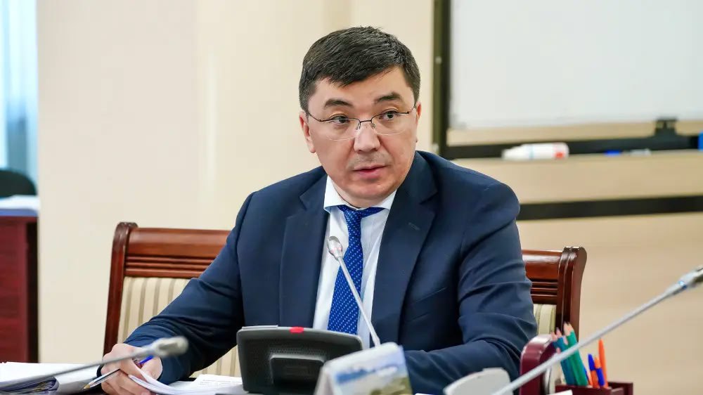 В Казахстане задержан экс-вице-министр труда Акмади Сарбасов.  Агентство по финансовому мониторингу РК задержало бывшего первого вице-министра труда и соцзащиты Акмади Сарбасова. Сейчас он возглавляет АО «Центр развития трудовых ресурсов», подведомственное Минтруду, передаёт «НЕХабар».  В министерстве подтвердили факт задержания и заявили о сотрудничестве со следственными органами. Подробности дела пока не разглашаются — расследование ведут уполномоченные органы.  Кроме Акмади Сарбасова, меру пресечения избирали и его предшественнику в кресле главы центра Даулету Аргандыкову и CEO «Первого кредитного бюро» Руслану Омарову, сообщает канал «За нами уже выехали». Как пишет журналист Михаил Козачков, по версии следствия, в центре предоставляли информацию о гражданах и кредитах «Первому кредитному бюро» за деньги.