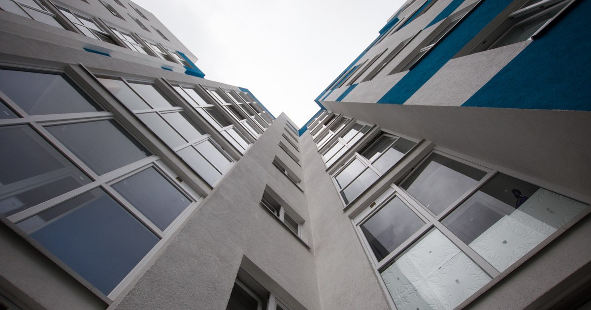 В России предлагают увеличить налоговый вычет по НДФЛ при покупке или строительстве жилья с 2 до 8 млн рублей Соответствующий законопроект опубликовали в электронной базе Госдумы Инициатива также предусматривает рост предельного вычета по ипотечным процентам с 3 до 6 млн рублей Депутаты объясняют необходимость изменений тем что действующие лимиты давно не соответствуют реальным ценам на недвижимость поскольку были установлены в других экономических условиях и утратили своё социальное значение