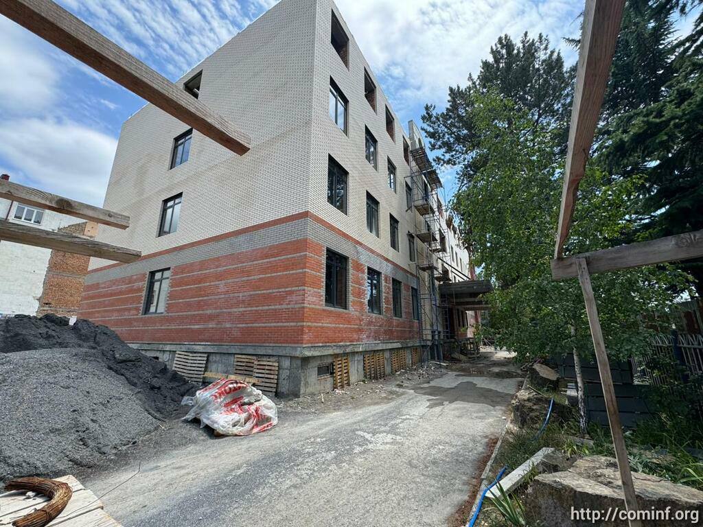 В Минстрое Южной Осетии о ходе строительства школы №2 Строители завершили работы по кладке стен четвертого этажа нового здания одной из старейших школ города-героя Цхинвал №2. Как сообщили «Ресу» в пресс-службе Минстроя, специалисты в ближайшее время приступят к монтажу кровельного покрытия. «Параллельно идут работы по устройству инженерных систем водоснабжения, водоотведения и электроснабжения 2-го и 3 -го этажей. Также ведутся отделочные работы на цокольном и первом этажах», - уточнили в Минстрое. Строительство школы ведется согласно графику. На объекте задействованы 18 специалистов и четыре единицы техники. ИА РЕС
