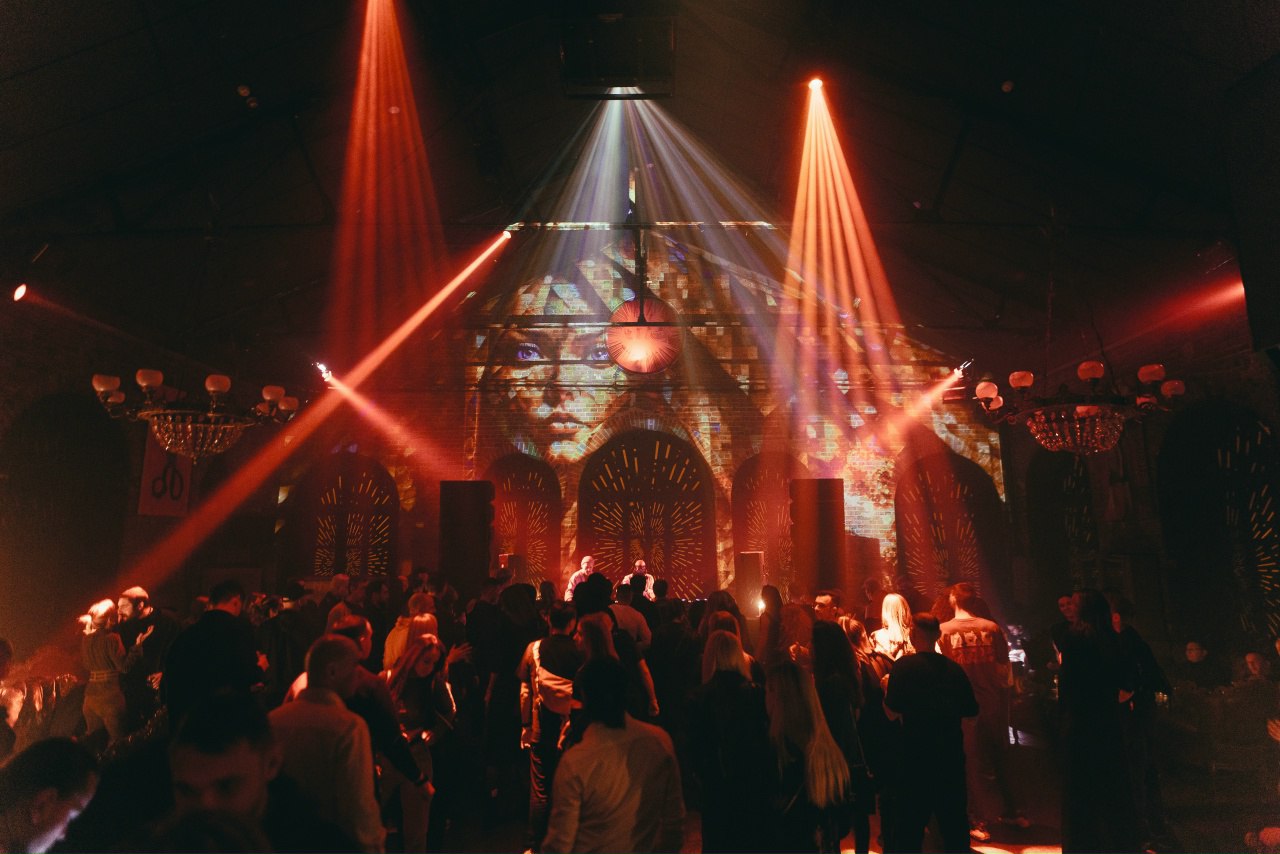 Никаких больше вечеринок в Gazgolder как пелось в известной песне Известный московский клуб закрывается о чем сообщил в своих соцсетях Причина закрытия не называется Гостей пригласили на финальную вечеринку от лейбла Applique 26 декабря Рейв 10 летия перед финальным закрытием клуба Газгольдер говорится в посте Команда Applique выразила надежду что клуб когда нибудь вернется но уже в новом формате При этом на сайте клуба висит приглашение на новогоднюю вечеринку 31 декабря Фото официальное сообщество клуба в VK Подписывайтесь на BFM И в MAX