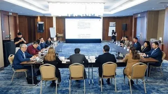 В Казахстане может появиться новая политическая партия Инициативная группа выступила с официальным заявлением о намерении создать новую политическую партию Әділет Новая партия заявляет себя приверженцем прогрессивных реформ идеи строительства Справедливого Казахстана укрепления верховенства закона и расширение участия граждан в процессе принятия решений