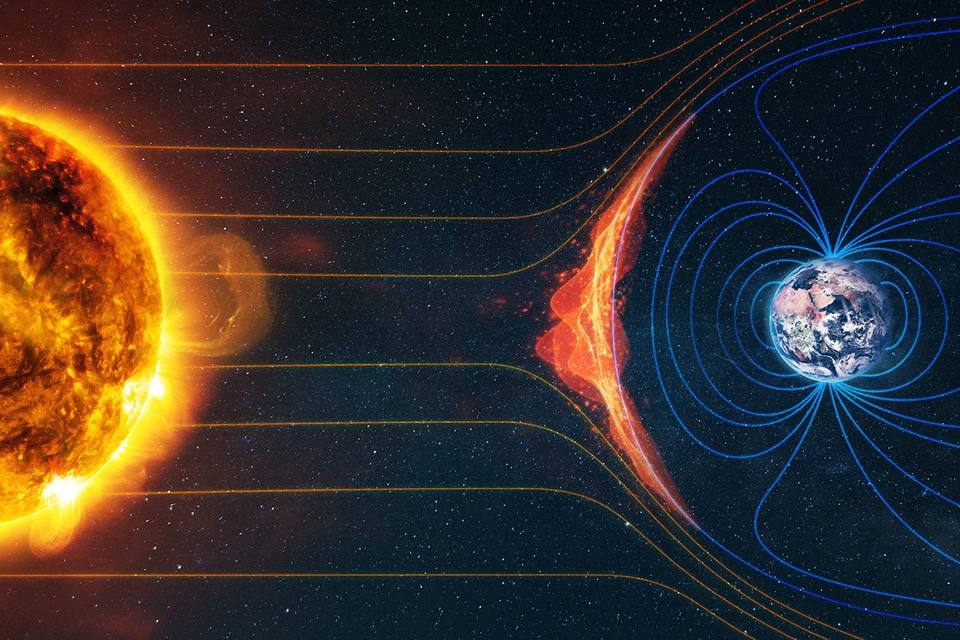 Магнитные бури будут учащаться как минимум до 2028 года Пик солнечной активности пришёлся на октябрь декабрь 2024 го Сейчас Солнце затухает но количество корональных дыр растёт они усиливают геомагнитные возмущения Снижение активности ожидается только к 2029 2030 годам bisrub