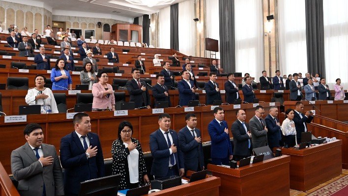 В Кыргызстане предложили реформу парламентских выборов!  Депутаты Жогорку Кенеша хотят перейти к многомандатной мажоритарной системе :   30 округов, по 3 депутата в каждом  всего 90 мест .   30 мандатов зарезервированы для женщин.   Выдвигаться смогут партии и самовыдвиженцы.  Цель — сделать выборы прозрачнее и справедливее . Инициаторы: спикер Нурланбек Тургунбек уулу, фракции "Элдик" и "Ынтымак".    Как считаете, зачем это нужно? Почему действующая система нуждается в изменении?  #turan_insights #Кыргызстан #Политика